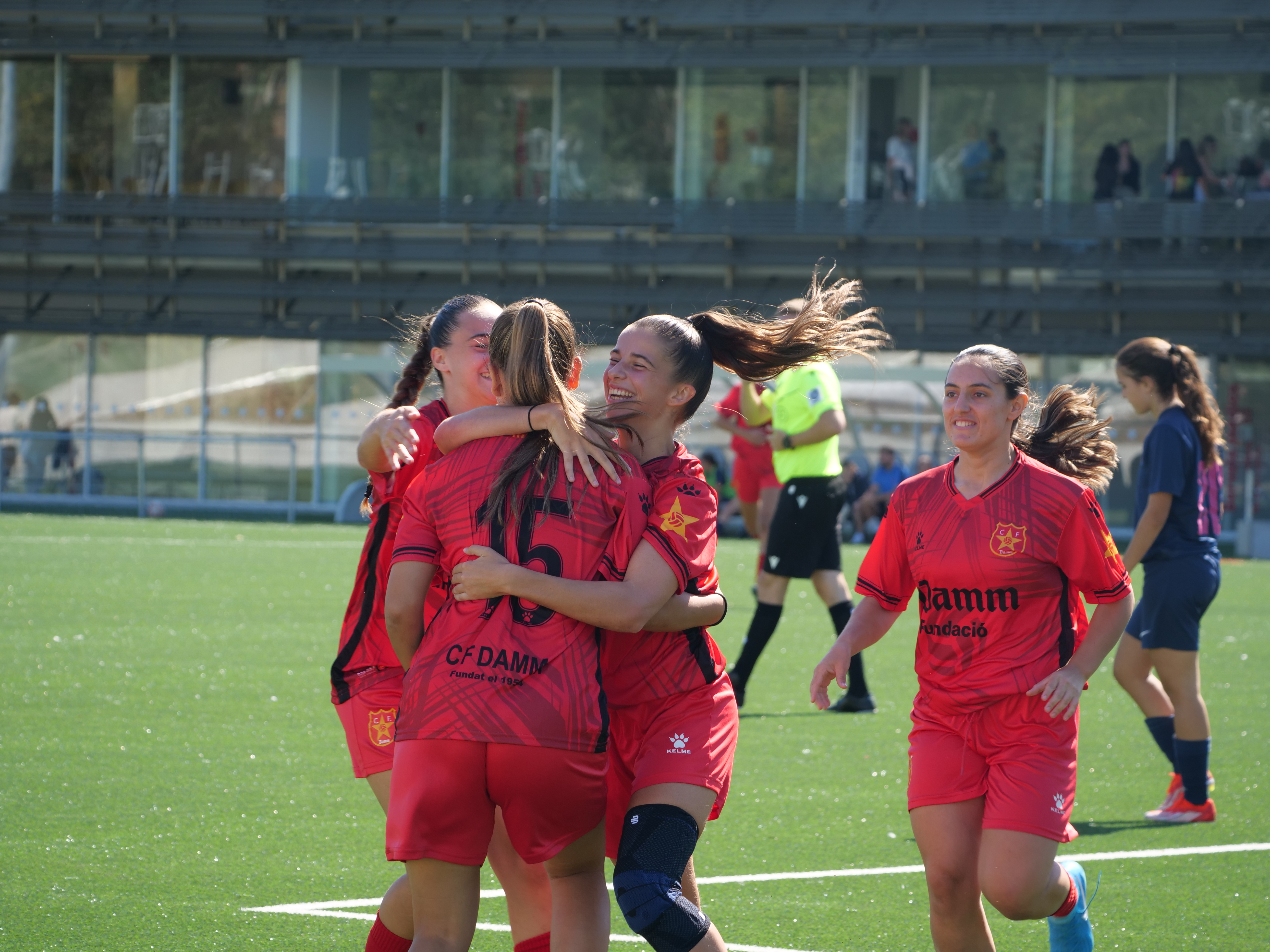 Cura celebrant el seu gol